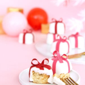 Present cakes with bows.